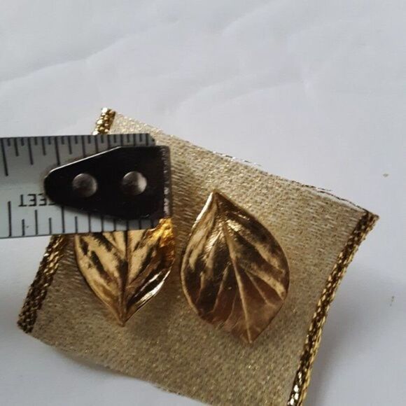 Vintage Women's Leaf Botanical Earrings Medium Gold Tone - Picture 8 of 10